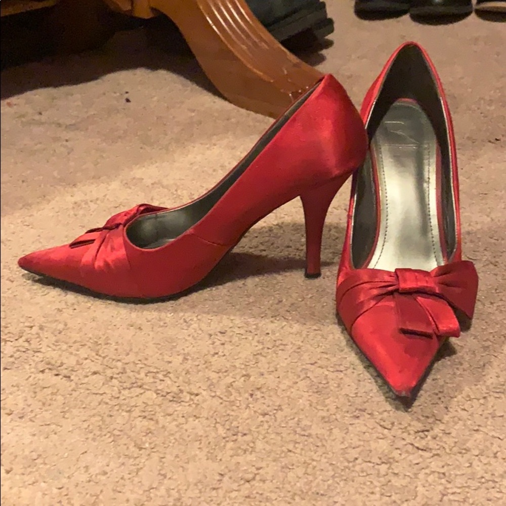 Bow tie heels